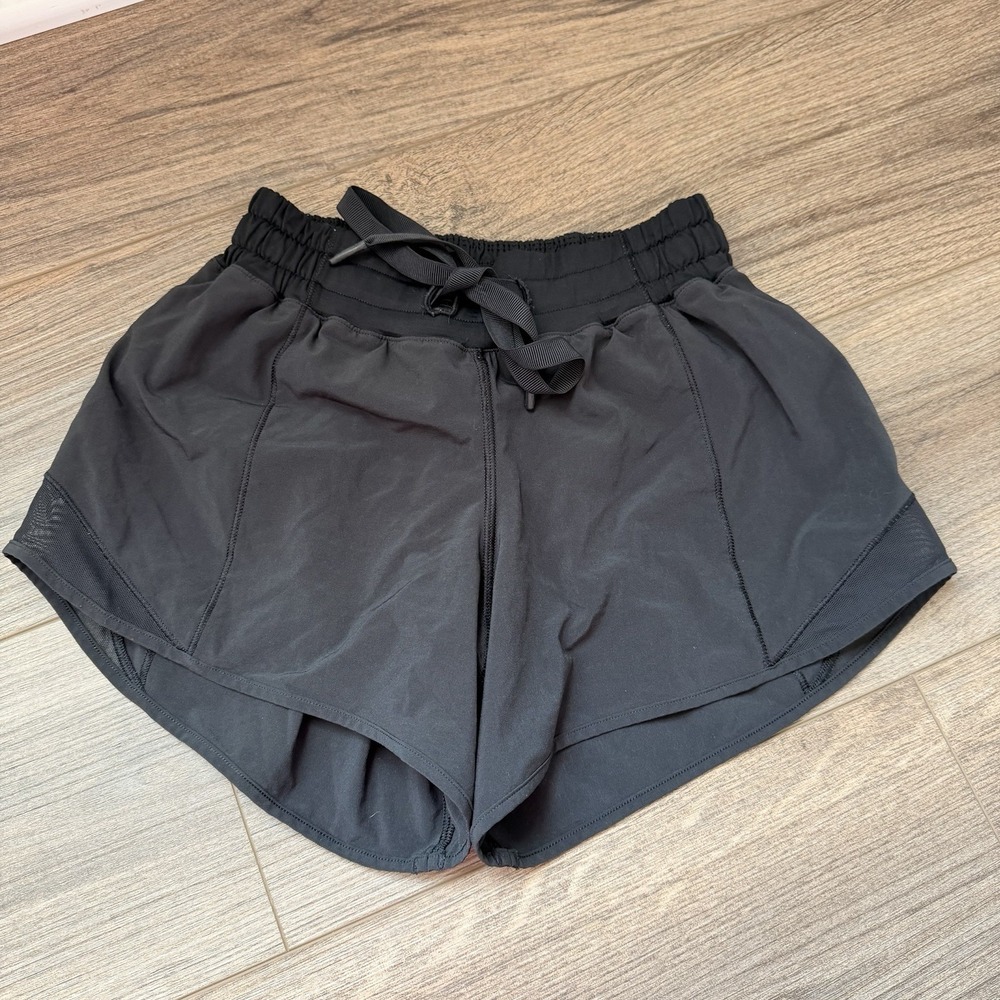 Lululemon Women's Hotty Hot Shorts Low-Rise Long 4" Black Size 2 W7ACQT